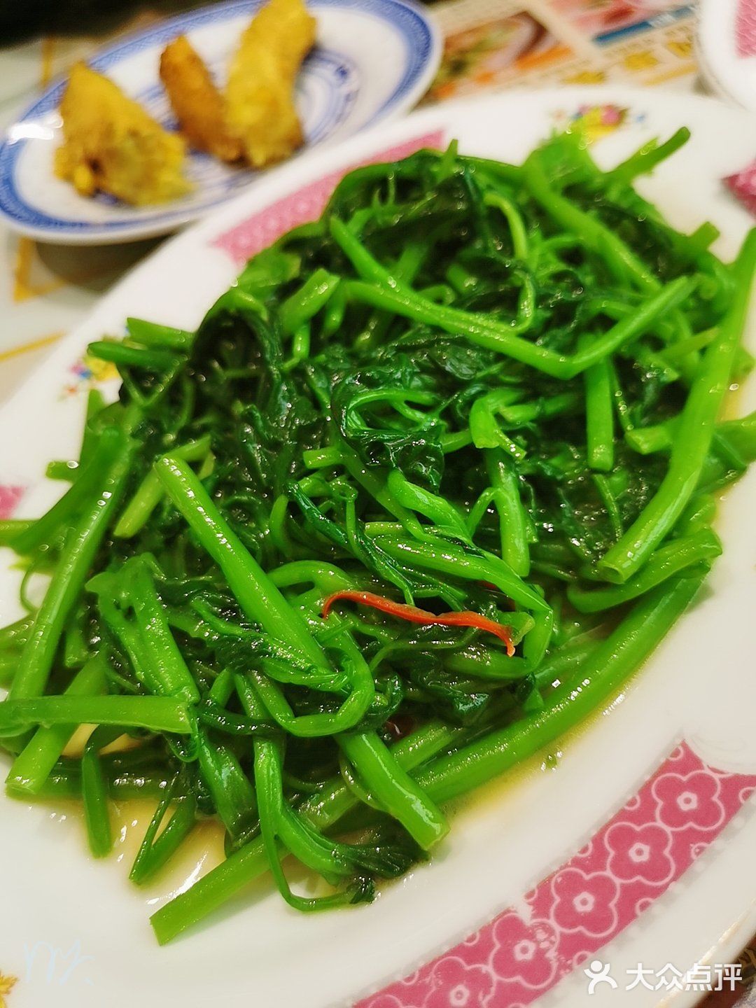 菜俘获你的芳心,论好吃还是利东餐室的朱古力流沙西多士,蒜香多汁鸡全