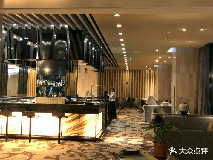 梅江中心皇冠假日酒店水岸西餐厅