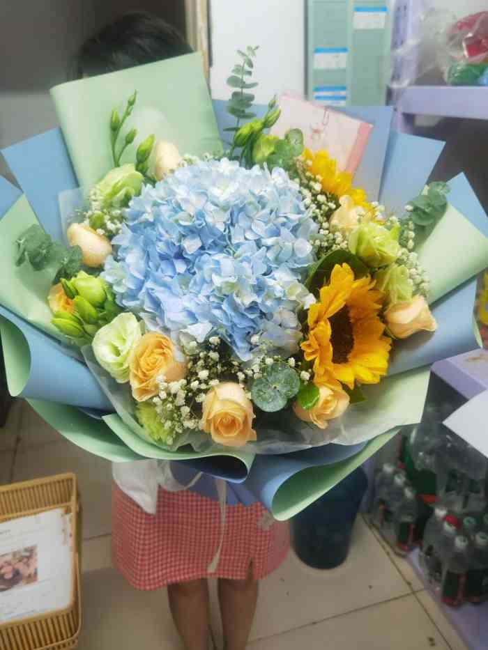 朋友结婚送的花,朋友很喜欢, 还折了养着.