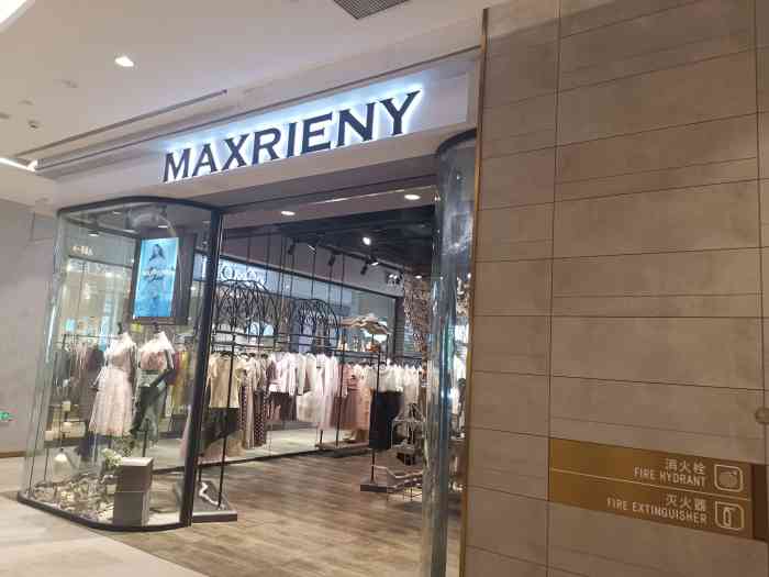 maxrieny 』  『评价』:各大商场都有这家门店的身影店内摆放的衣服