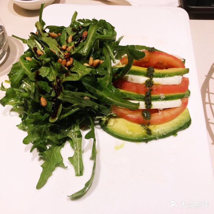 西红柿牛油果马苏里拉沙拉