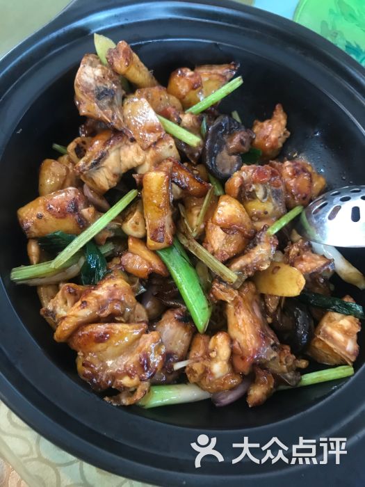 端午节时同朋友出去吃中午饭,话渠同学系个.