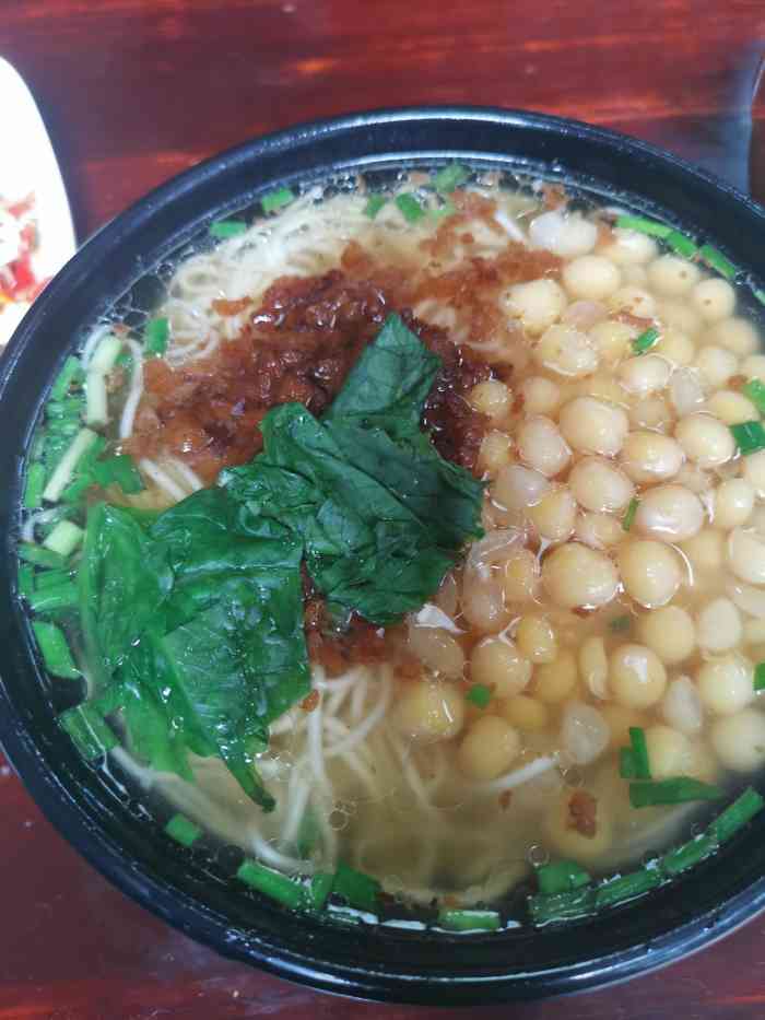 叙永豆汤面-"生意超好啊,里里外外坐满了人,露天坐着.