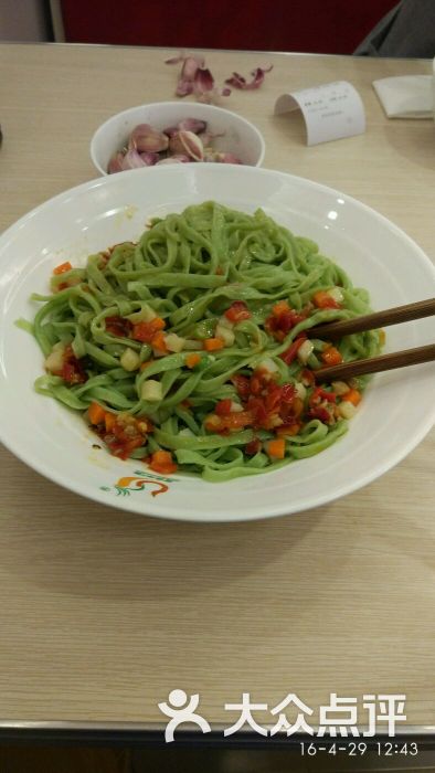 剁椒菠菜干拌面