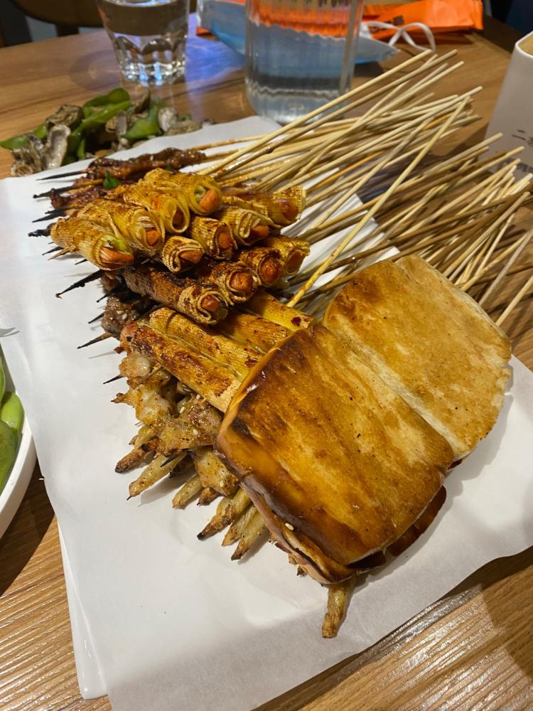 吃烧烤也得有环境氛围感觉吃烧烤图片真实照片美食真实照片晚上吃