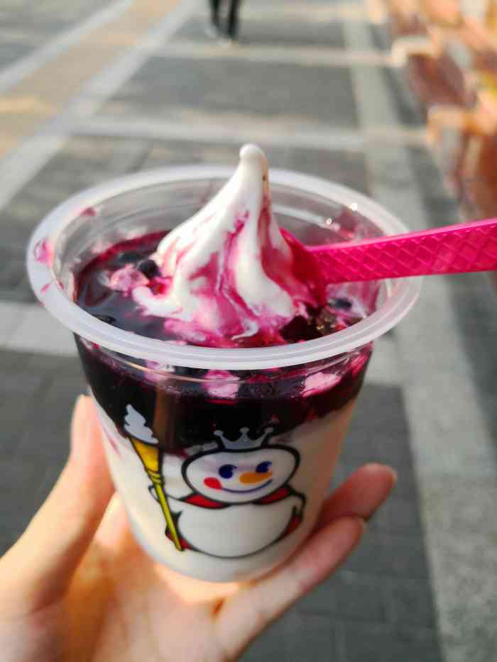 在街上想吃冰淇淋,路过蜜雪冰城,就买了蓝莓味儿的圣代,蜜雪冰城的