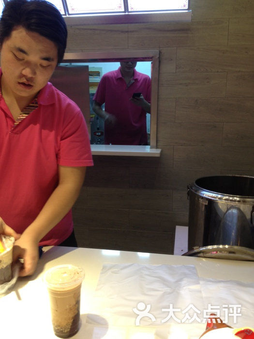 阿姨奶茶(日月光店)-边做奶茶边打电话,无语了