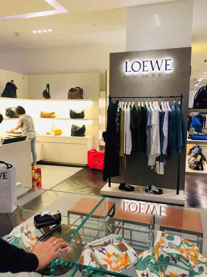 loewe(北京skp店"门店环境 4层女装店里,人不多,还能坐.