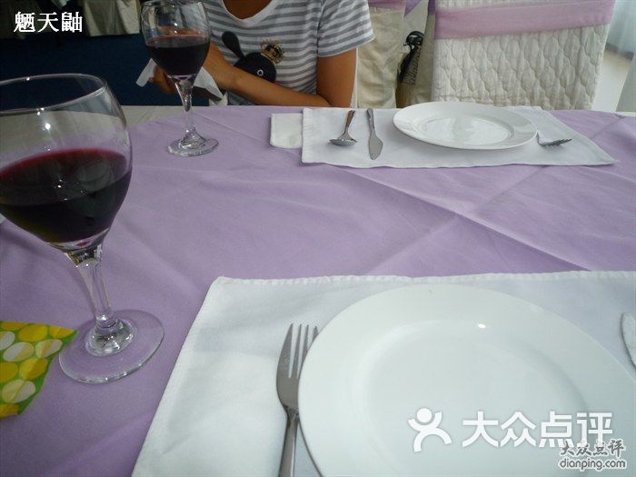 餐桌上的红酒