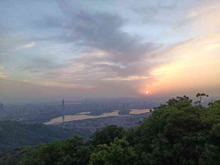 紫金山山顶公园-"爬上顶太不容易啦 不过延到风景还是美哒.