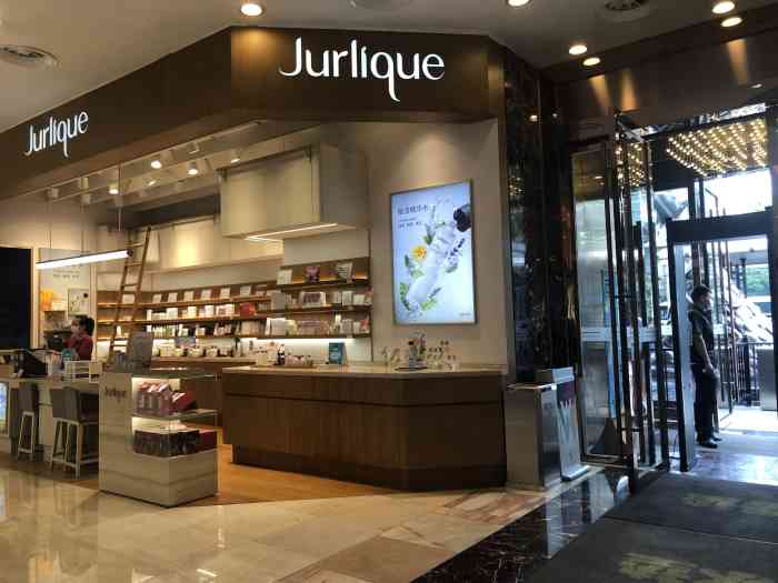 茱莉蔻(武商广场店"手机短信收到的,到柜台可以领4个片片,今.
