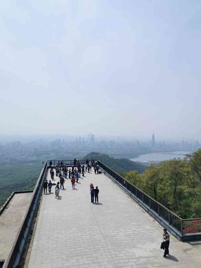紫金山山顶公园-"两个老爸,两个半大小子,屁颠屁颠重装登顶.