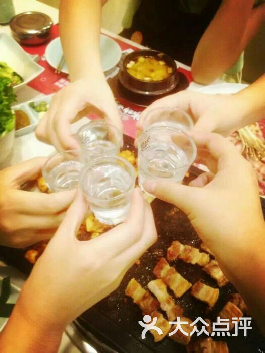 姐妹们干杯