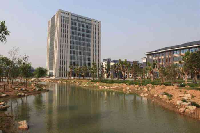 江苏省常州技师学院停车场