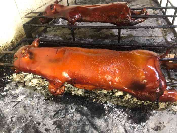 四更周店烤乳猪"是通过大众点评知道东方最有名气的美食是烤.