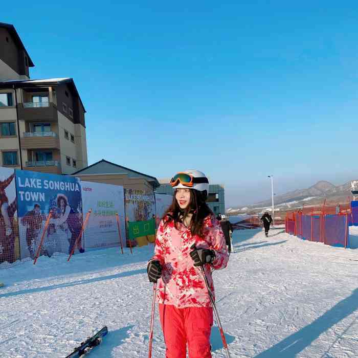 万科松花湖滑雪场-"室外滑雪场,排队租鞋,柜子,领滑雪