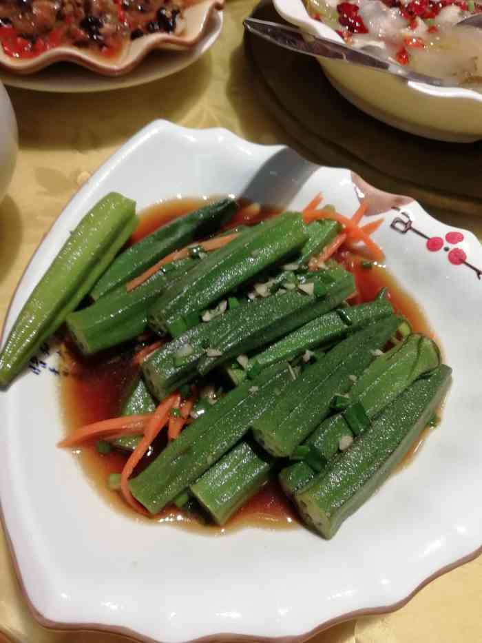 兴裕隆餐厅"味道很好,物美价廉,店面装饰风格也不错.