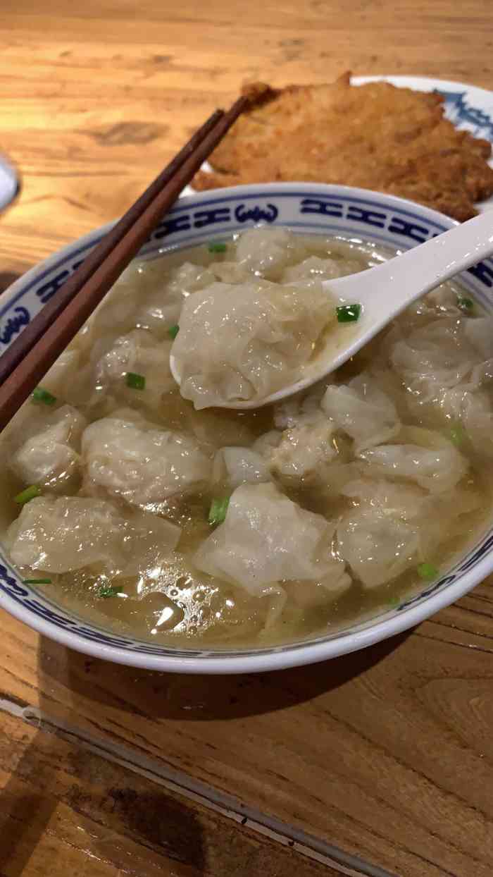 安徽料理柴爿馄饨(瞿溪路旗舰店"本来去的是中华路上的这家店,但是
