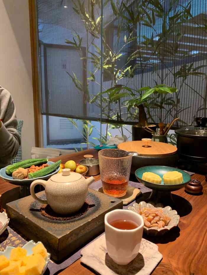 打分 第一次来这种小茶馆,和朋友谈事,无聊时喝喝茶静静心,很有意思.