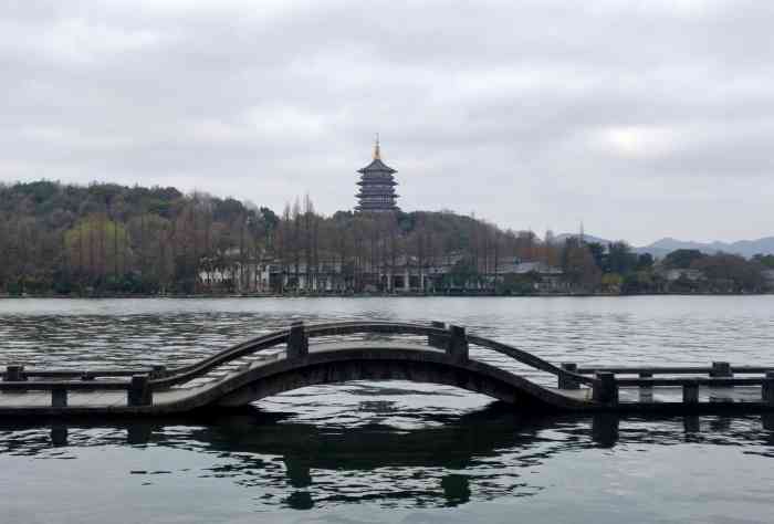 雷峰塔很壮观再加上在雷峰塔上面看西湖那更是一凡风味