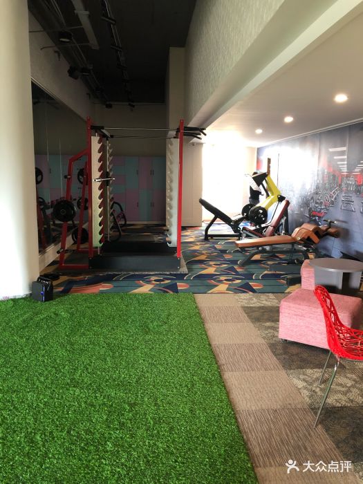 【位置】距离五四广场广场很近,福泰广场写.