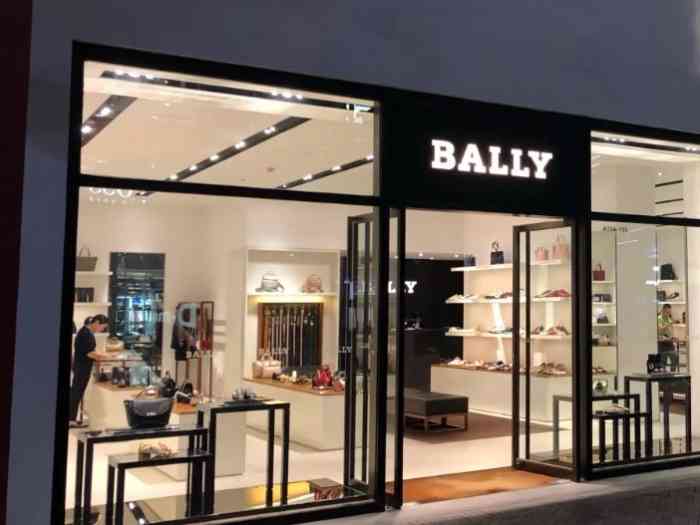 温温柔柔^ - ^ [门店环境]店面也挺大滴 款式还算全 喜欢bally!