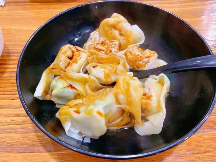 薛姐馄饨店"馄饨店在绿城广场附近,路边有停车位.早上.