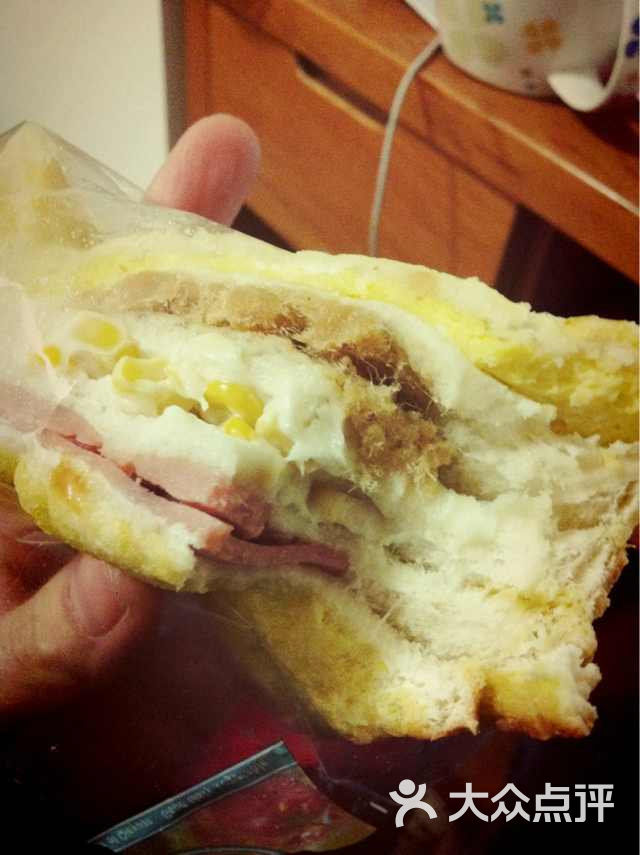 开在大学城的便利店总是很赚钱,无论服务态.