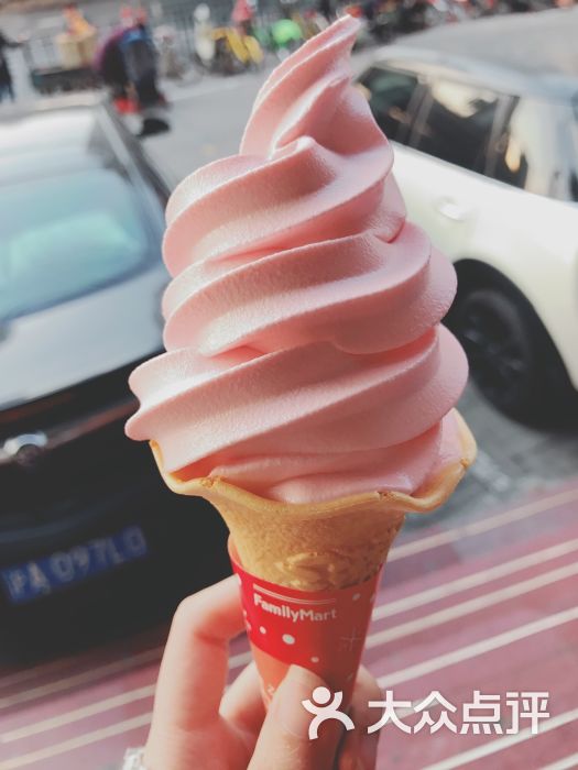 樱花草莓冰激凌甜筒