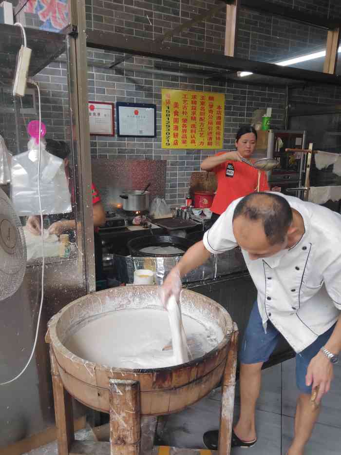 美食园正宗薄饼"百侯薄饼,是广东大埔县百侯区传统小吃.