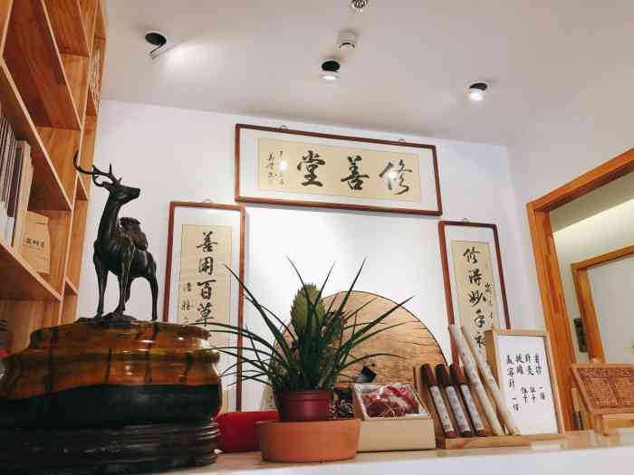 修善堂中医"环境清幽,有淡淡的沉香味,让人心情舒缓.