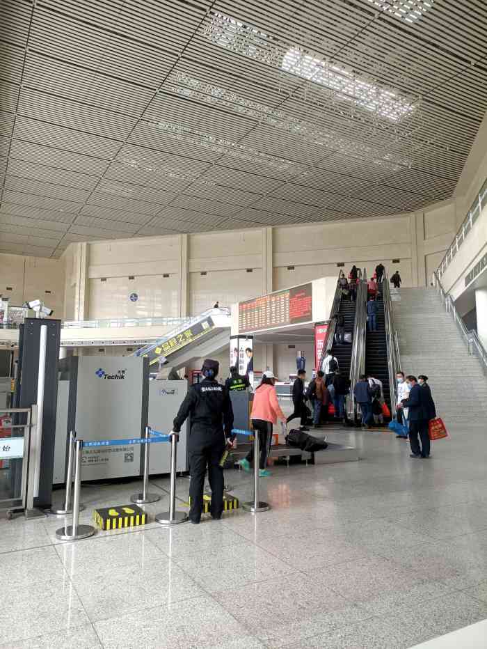 合肥站候车室-"从合肥南站转乘合肥站的绿皮车去九江