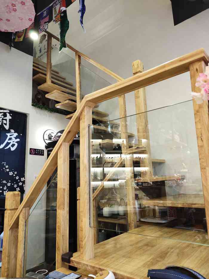 环境很好,不大的店面分为上下两层,装修的很有特色,餐具选的是樱花风