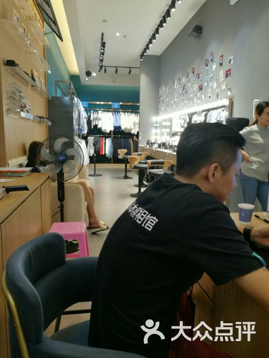 海马体照相馆:之前在天真蓝拍了一组签证照,换