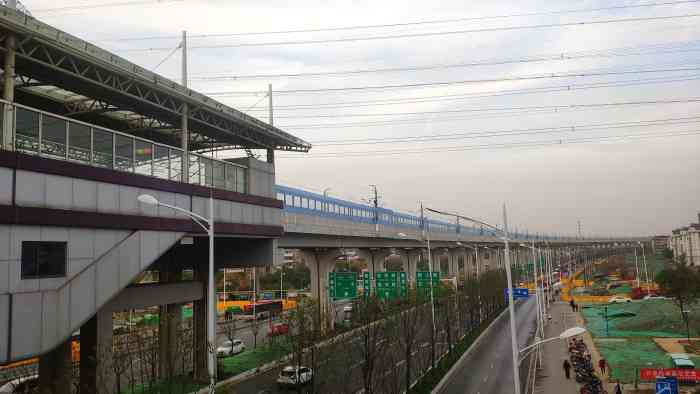 卸甲甸(地铁站"从建邺百里骑行奔袭六合,中途突然下起了雨.