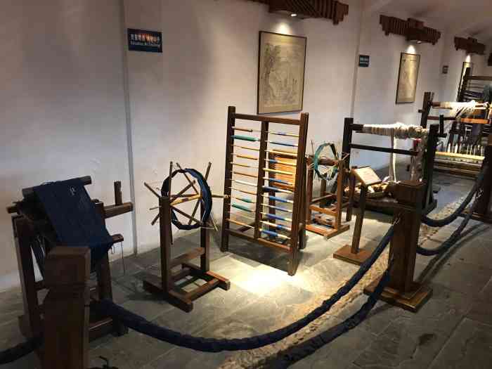 棉织坊-"此馆分为室内和室外,室内主要还是展出纺织.