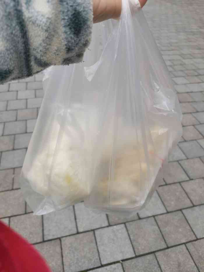 虹口区鲁迅公园内有一个包子铺每次走过路过均可看到许多人排队购买