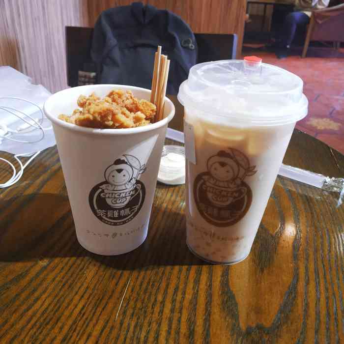 打分    /人 第n次的茶鸡杯子 味道真的很不错 盐酥鸡很香 奶茶好喝!
