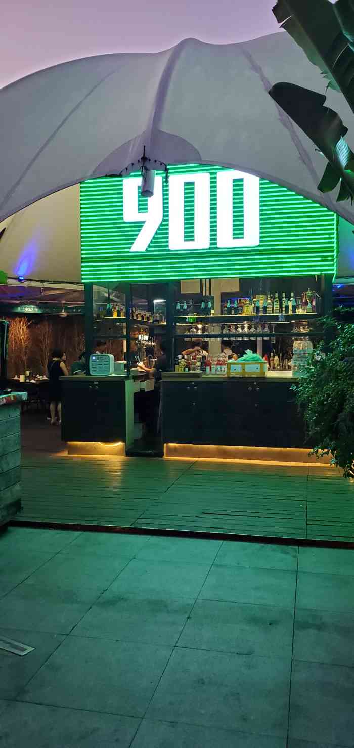 华发世纪城外的900度烧烤店