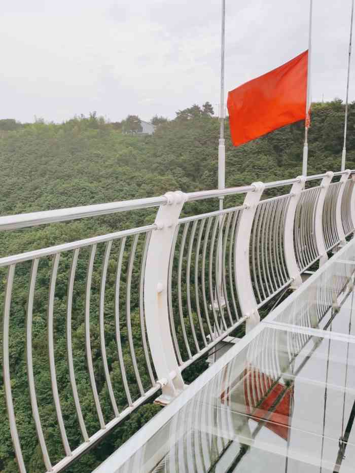 裘岙玻璃栈道-"这是位于陆埠镇裘岙村的狮子山,玻璃栈道是.