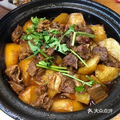 砂锅土豆焖牛腩