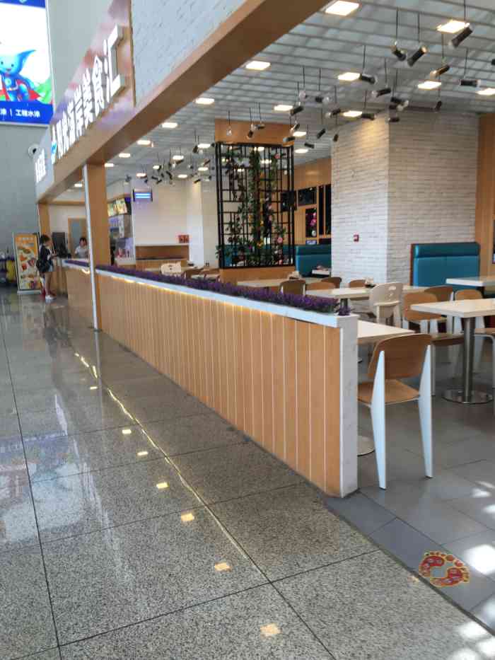 阳光海岸-"高铁站的餐厅,一边热食一边汉堡炸鸡68味