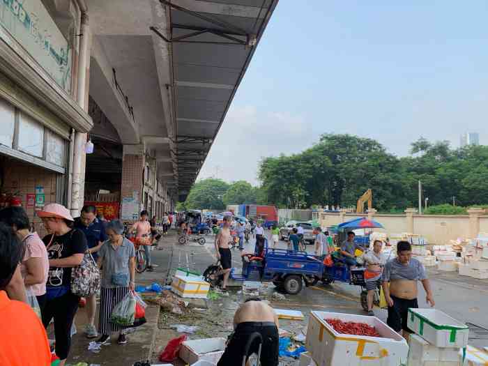 布吉海鲜批发市场"之前问过店家,大闸蟹一般会在农历新年前停.