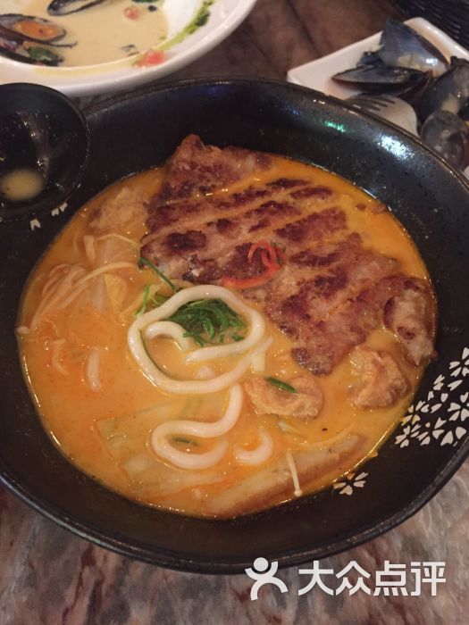 炖奶佬餐厅:服务员一见客人进门就马上招呼,.深