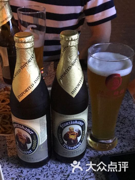 德国啤酒:单位门口的进口啤酒店…