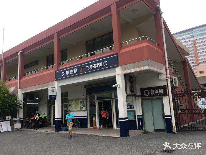 驾照到期来换驾照。流程:先交钱-拍照-体检.-