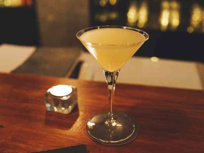 stir cocktail bar-"stir鸡尾酒吧位于fx酒店内,毗邻.