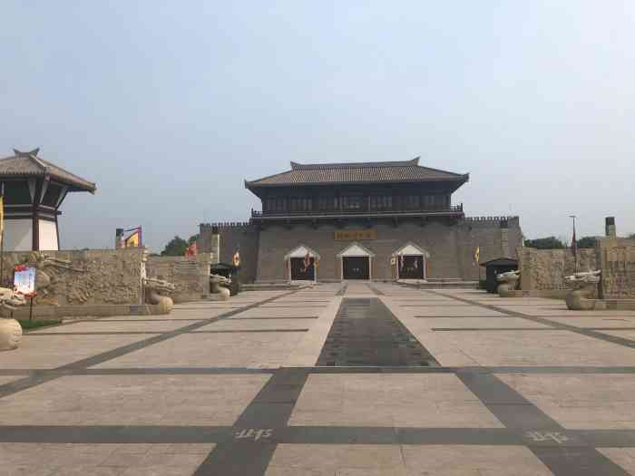 铜雀三台遗址公园"一篇《铜雀台赋》激发人们的雄心壮志,谁人.