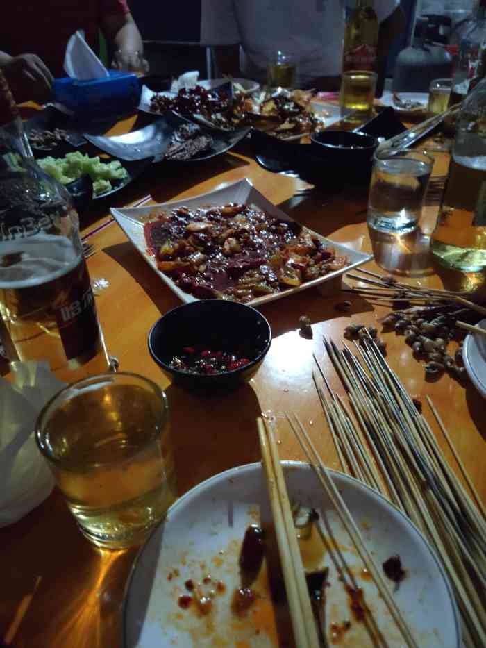 金夜啤酒屋"在延吉比较火的一家啤酒店昨天晚上星期三.