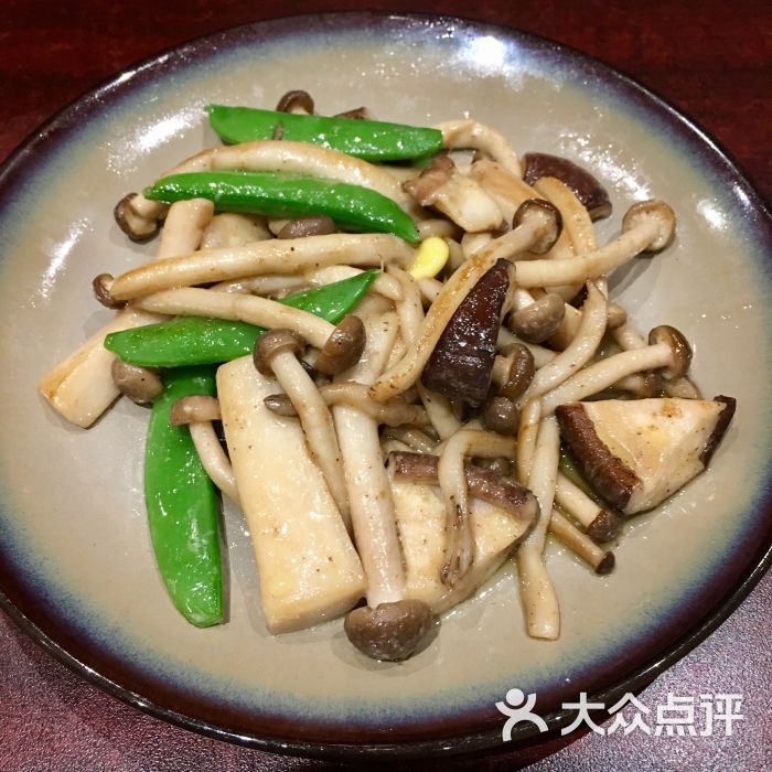 黄油炒菌菇